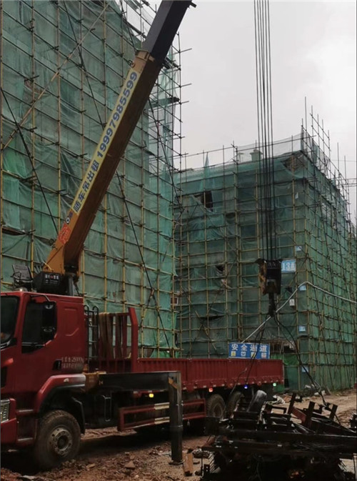 云梦县“慢工细活”—— 吊车的 “微动控制” 技术